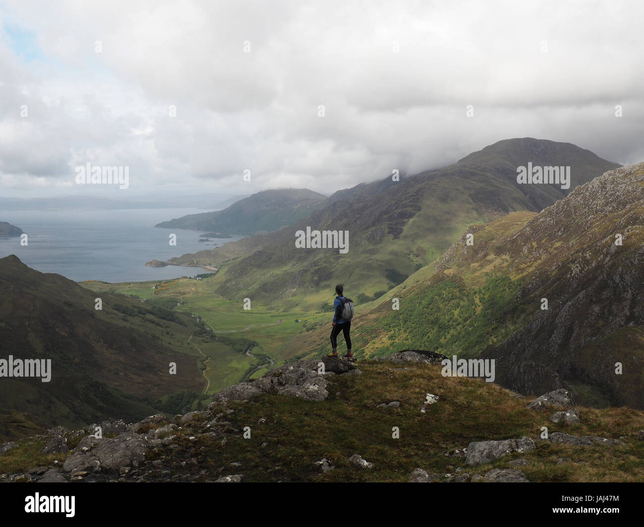 Walker sur Druim fada près de Loch Hourn, Ecosse Banque D'Images