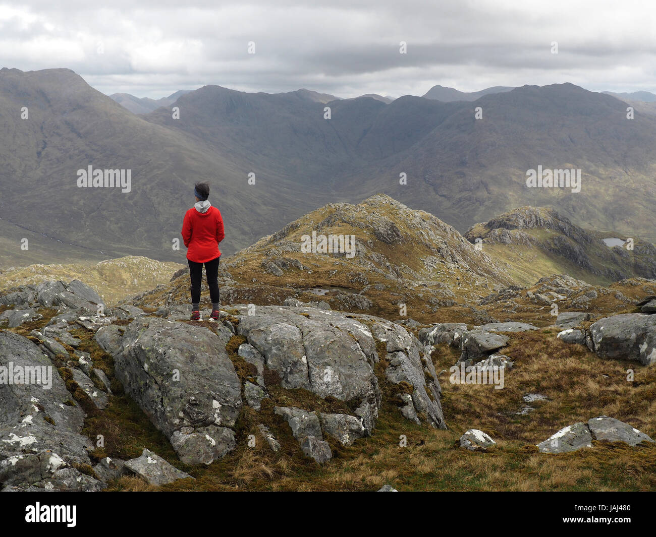 Walker sur sommet de Druim fada près de Loch Hourn, Ecosse Banque D'Images