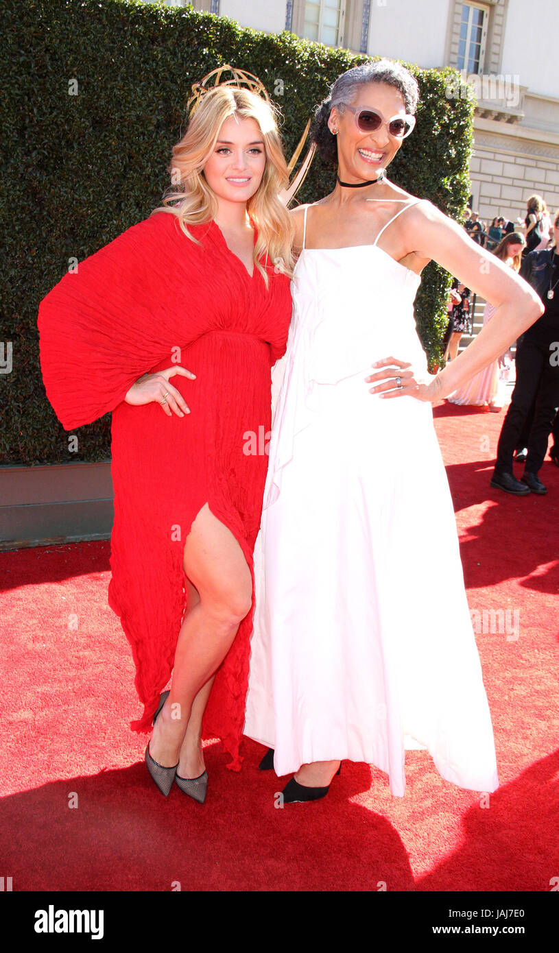 Daytime Emmy Awards 2017 arrivants tenue au Pasadena Civic Center. Avec : Daphne Oz, Carla Hall où : Los Angeles, California, United States Quand : 30 Avr 2017 Crédit : Adriana Barraza M./WENN.com Banque D'Images