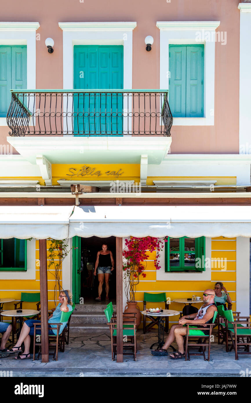 Café/bar coloré, Symi, Dodécanèse, Grèce Banque D'Images