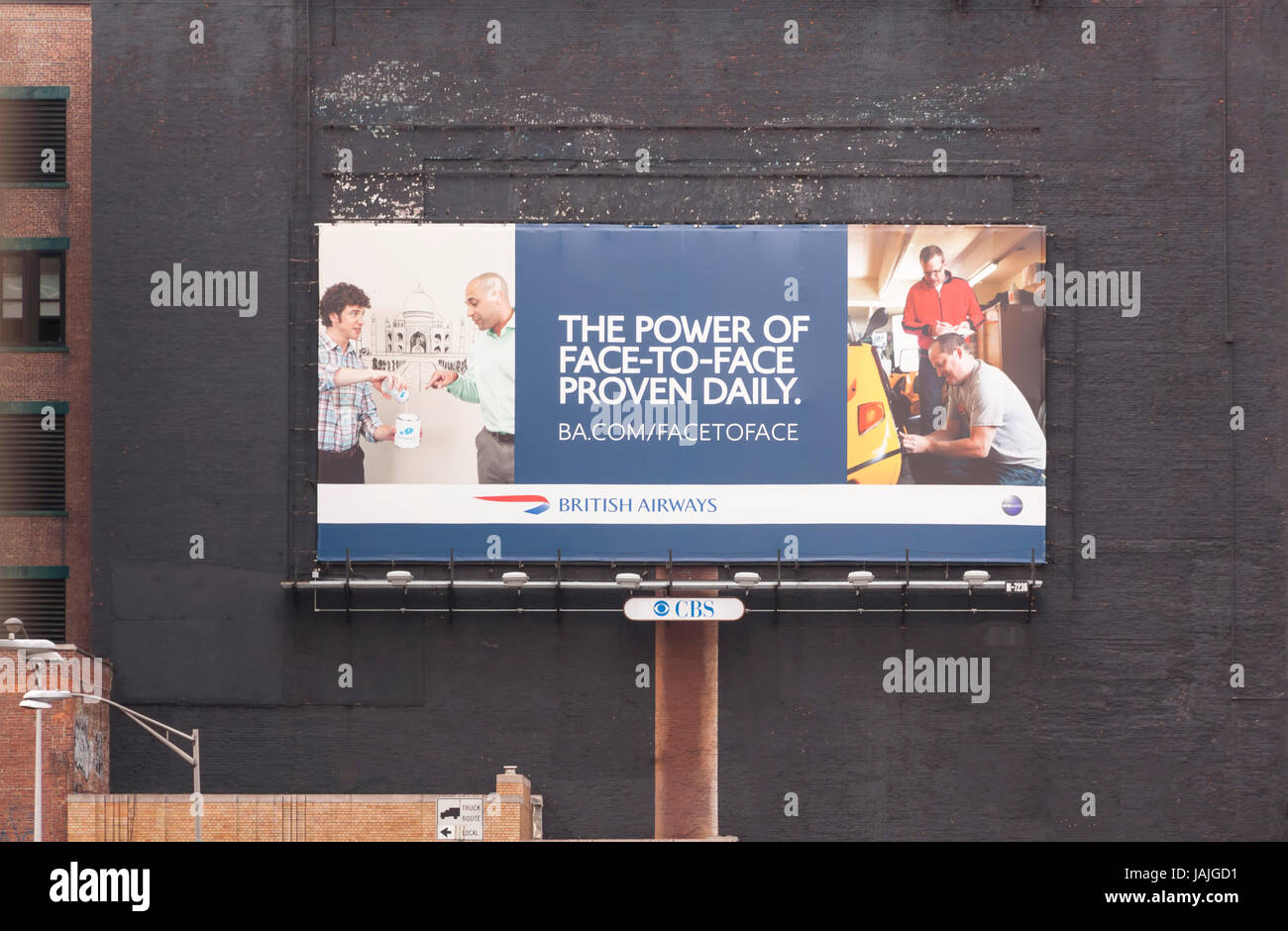 Un panneau publicitaire vantant la puissance de la communication face à face et l'interaction. Banque D'Images