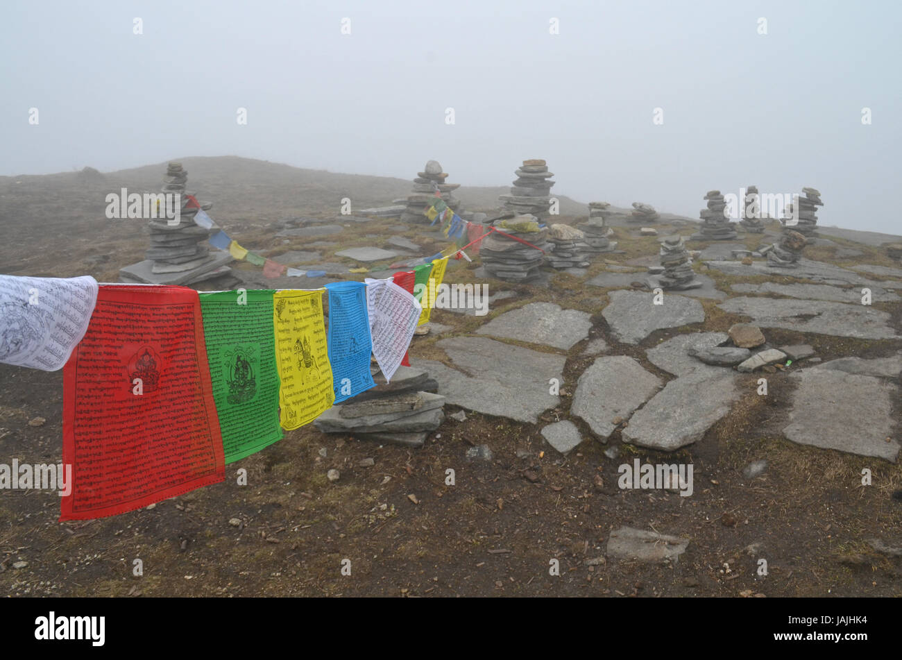 Mardi Himal Camp de base de l'Annapurna au Népal, région. Les drapeaux de prières dans le brouillard. Banque D'Images