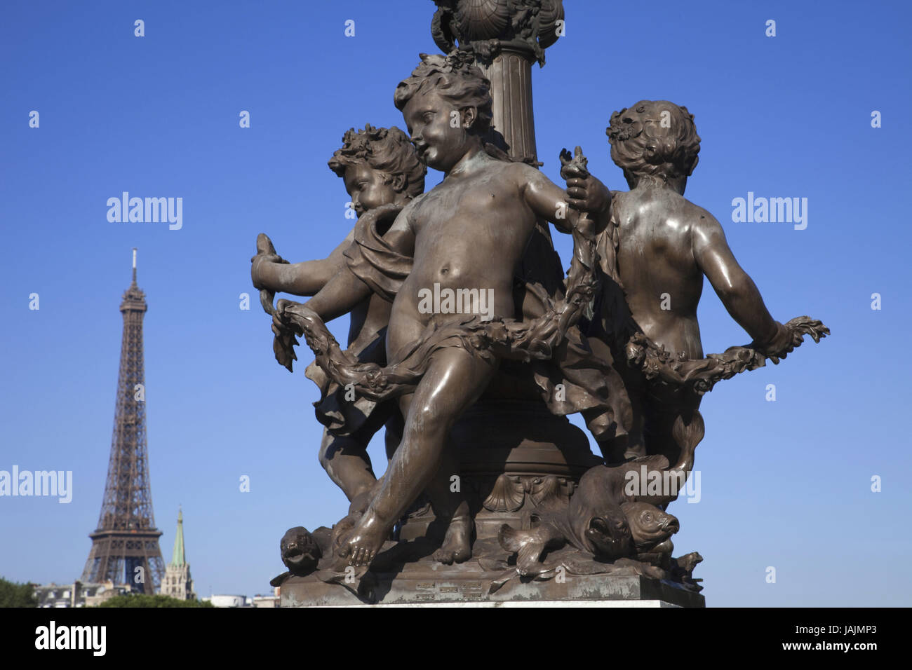 France,Paris,lanterne dans le Pont Alexandre III, la Tour Eiffel, Banque D'Images