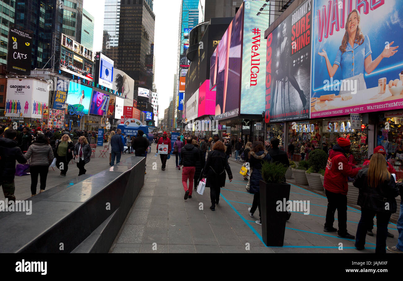 Les panneaux publicitaires et touristiques à Broadway à Times Square, Manhattan, New York City Banque D'Images