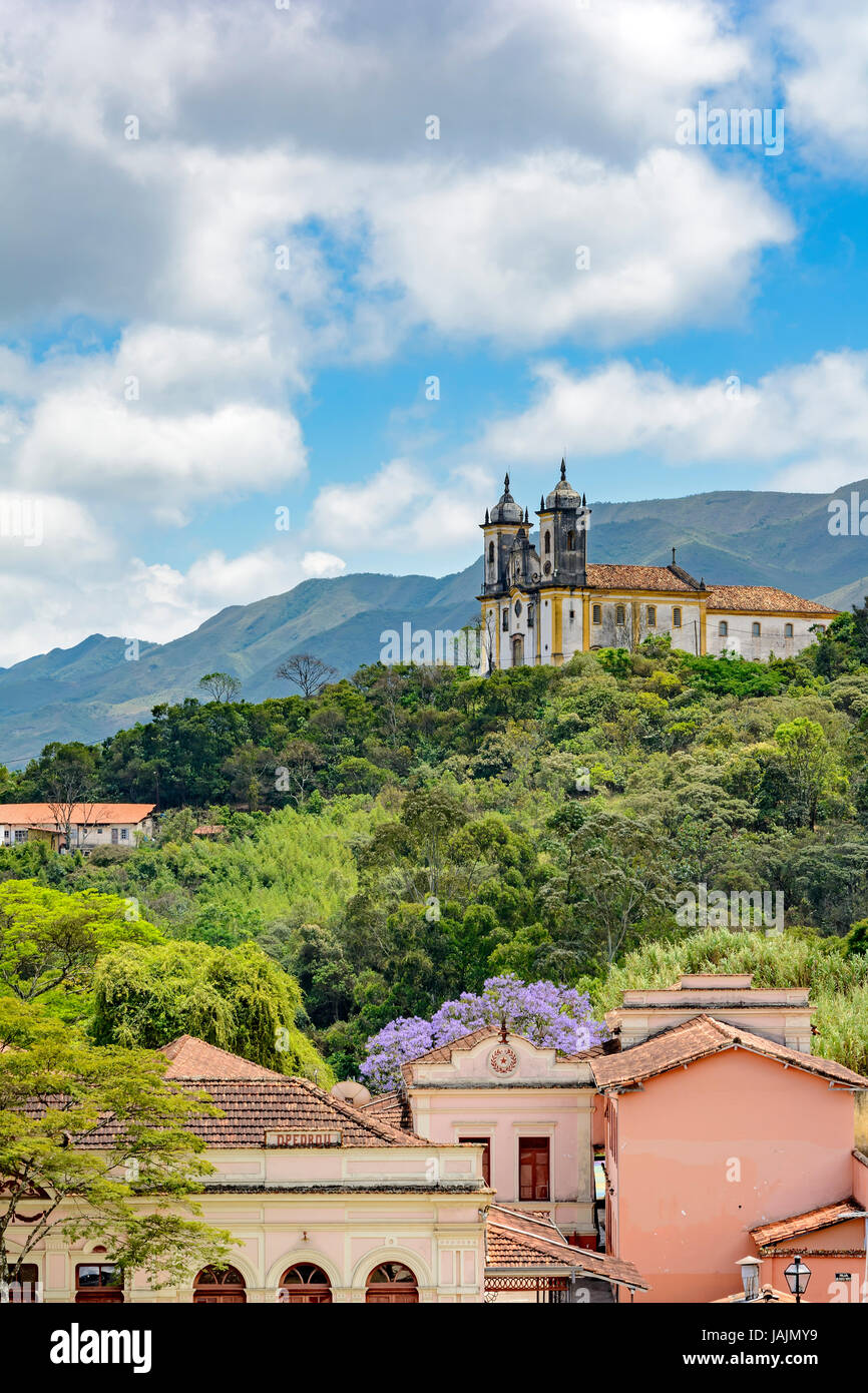 Vue sur l'église de Saint François de Paula à Ouro Preto en montagne Banque D'Images