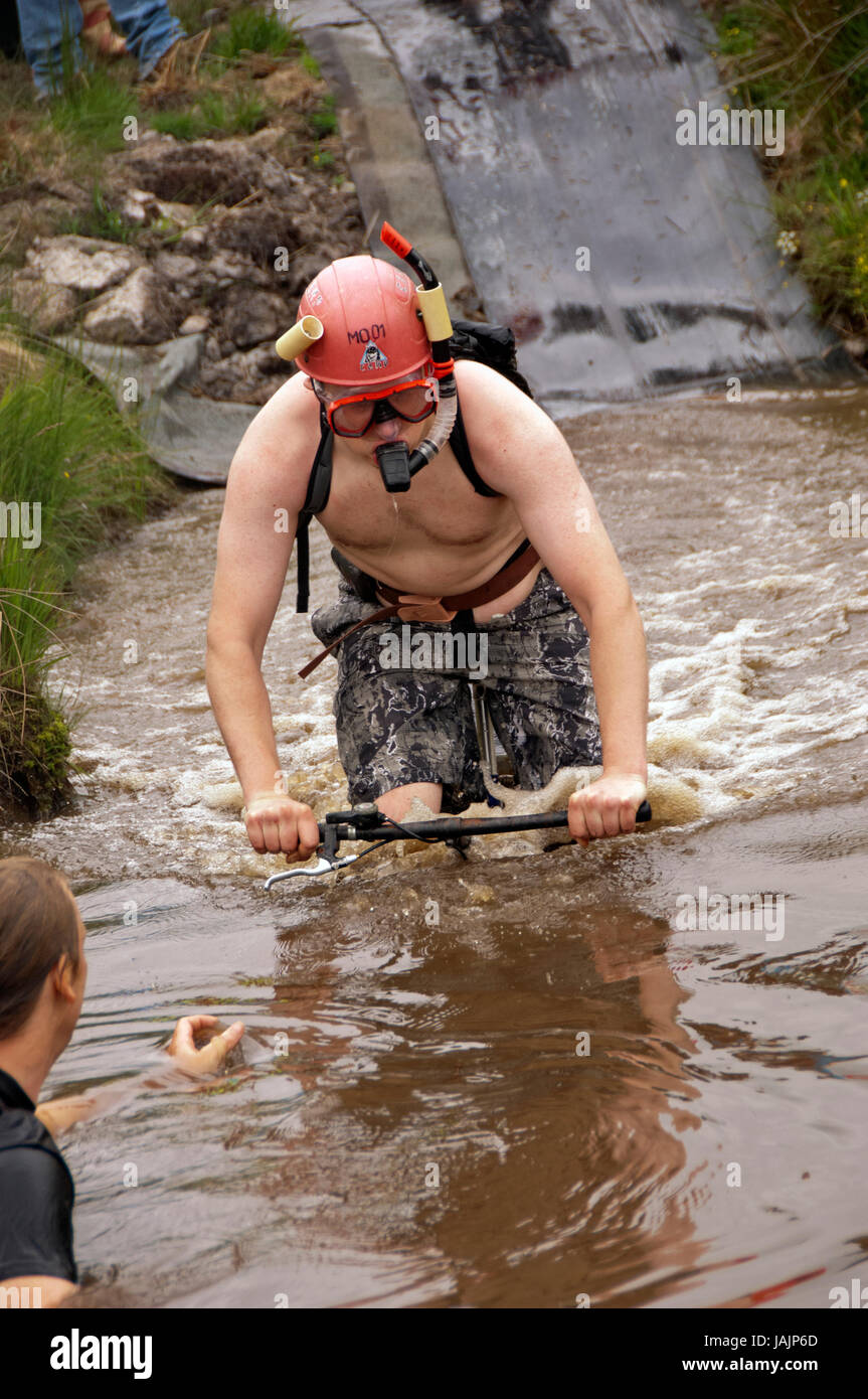 Vtt Bog Snorkelling Championships, Llanwrtyd Wells, Pays de Galles, Royaume-Uni, où les concurrents essaient de passer d'une tourbière gallois bien sûr. Banque D'Images