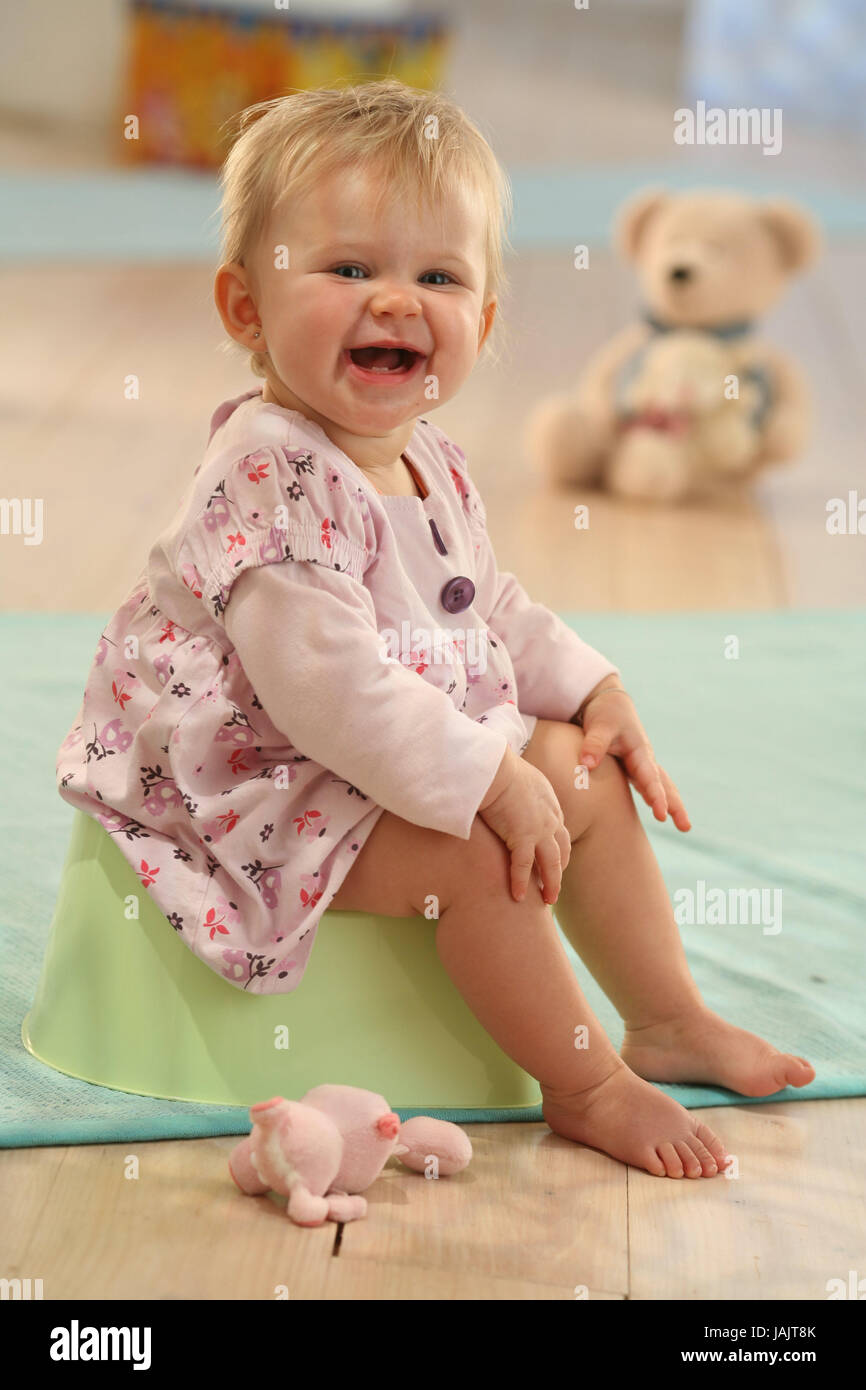 Bebe 8 Mois Pots De Chambre Heureusement Layette Bebe Pot Apprentissage Robe Robe Blonde Rose Piscine Rire Apprendre Les Filles S Asseoir Joie Fierement Photo Stock Alamy