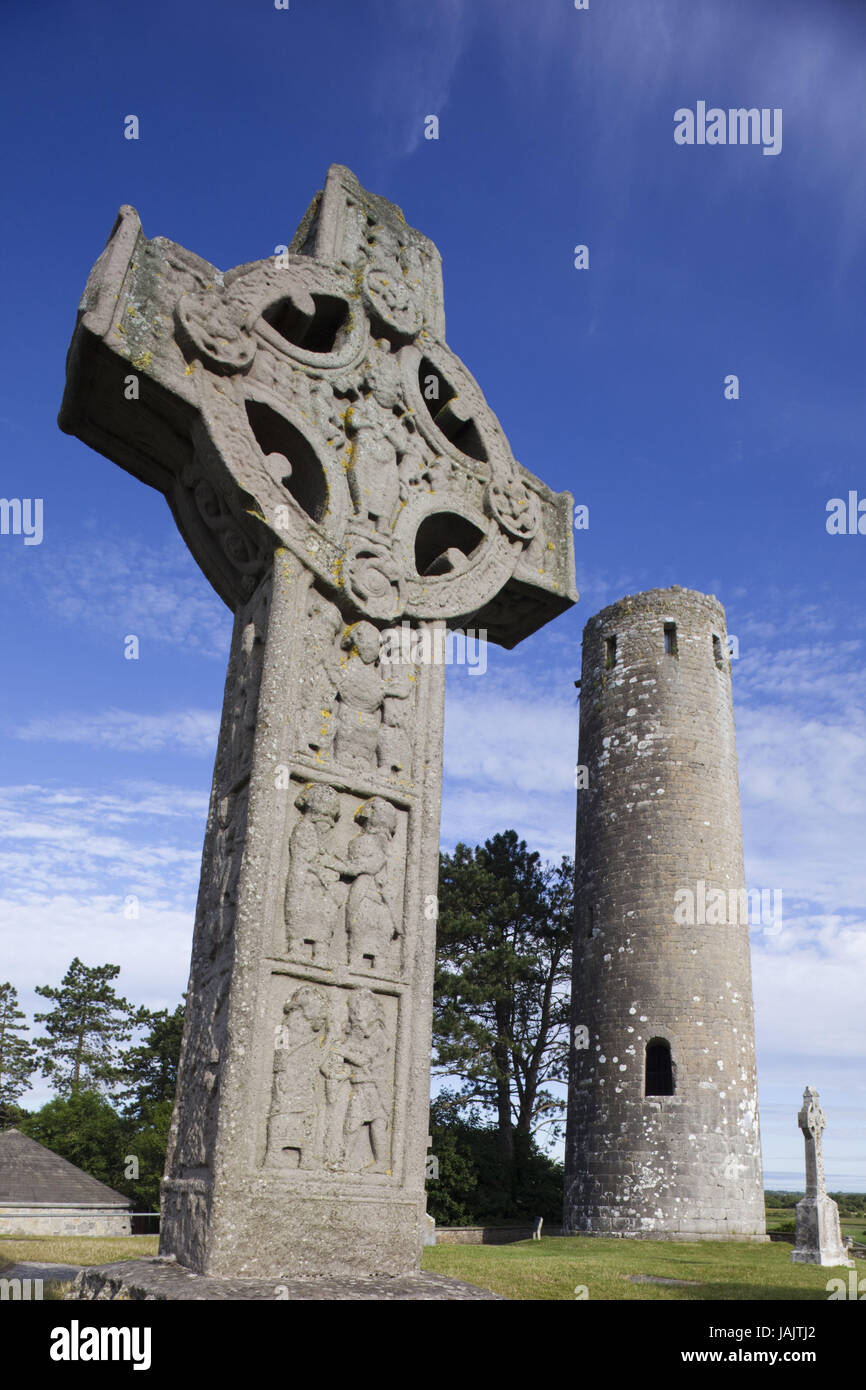 Irlande, comté d'Offaly, Clonmacnoise, croix celtique et tour ronde, Banque D'Images