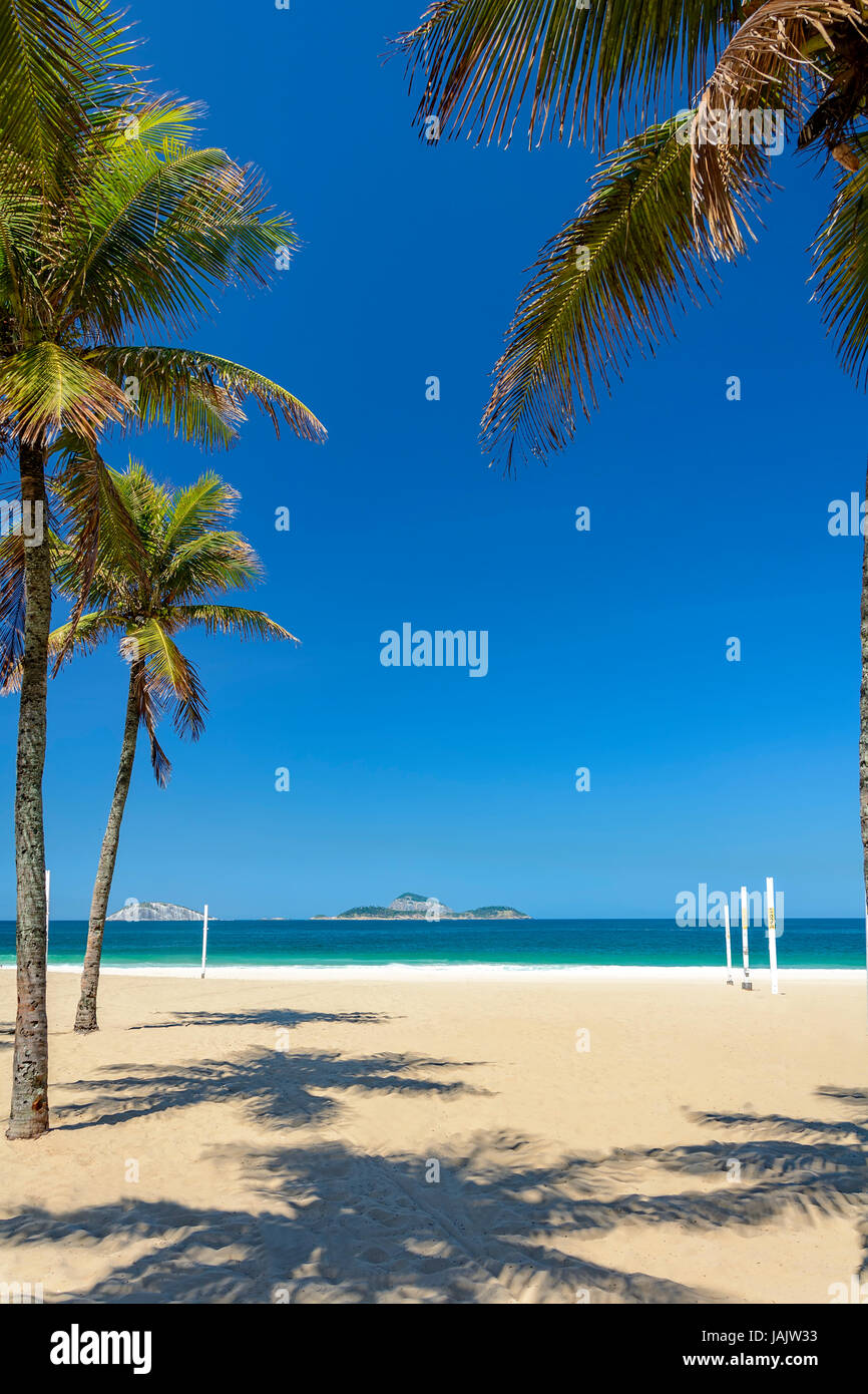 La plage de Leblon à Rio de Janeiro avec îles Cagarras en arrière-plan Banque D'Images