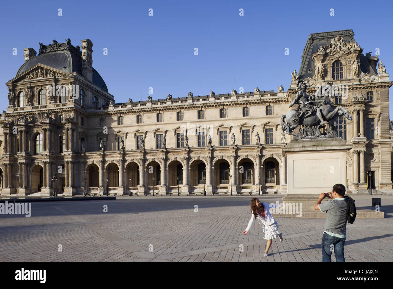France Louvre,Paris,extérieur,statue,Ludwig XIV,couple,heureusement,prendre des photos, Banque D'Images