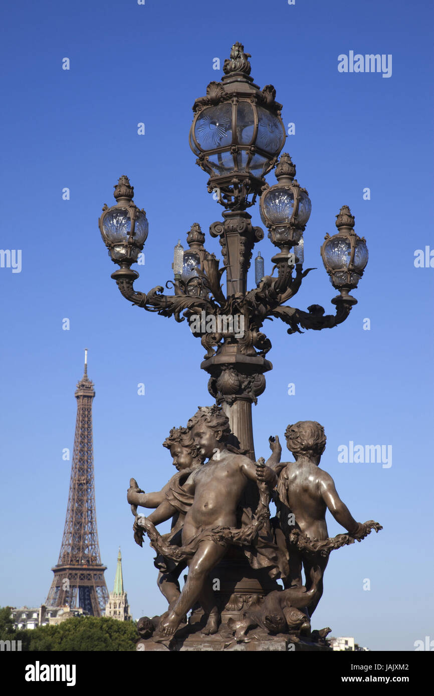 France,Paris,lanterne dans le Pont Alexandre III, la Tour Eiffel, Banque D'Images