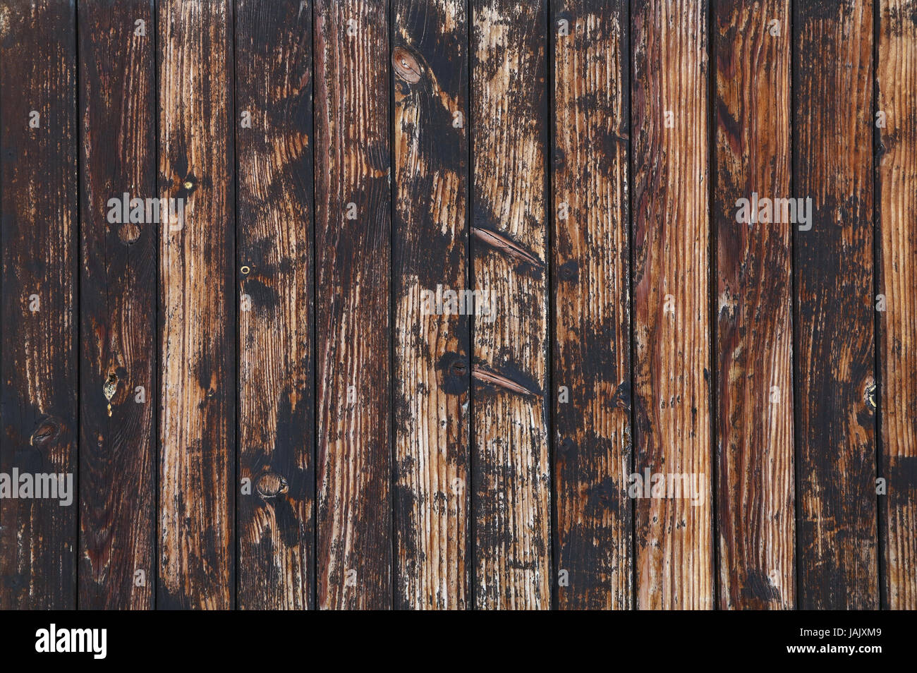 Old vintage grunge de plancher en bois brun et gris foncé sur fond texture planches taches noires et le contraste des rayures légères Banque D'Images