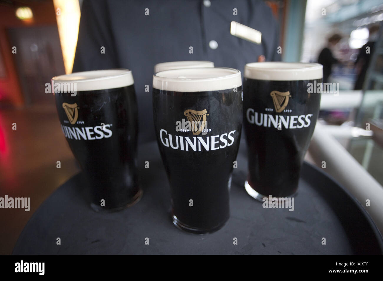 Irlande, Dublin, Guinness Storehouse,serveur,verres, pintes de Guinness,servir,medium close-up, Banque D'Images