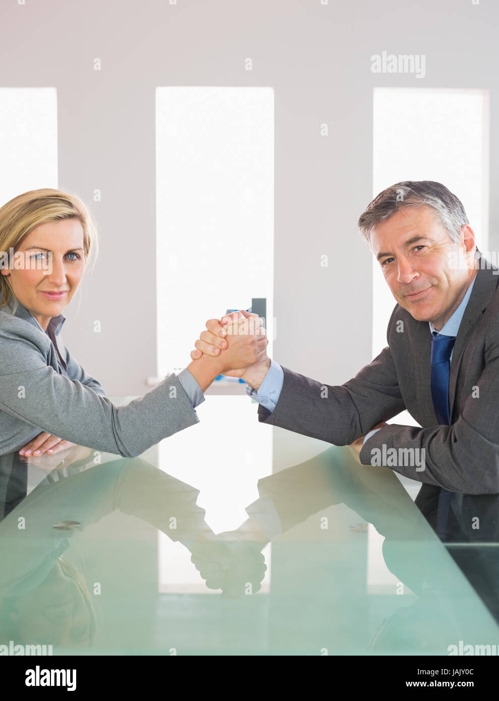 Deux smiling mature woman ayant une épreuve de assis autour d'une table à l'office de tourisme Banque D'Images