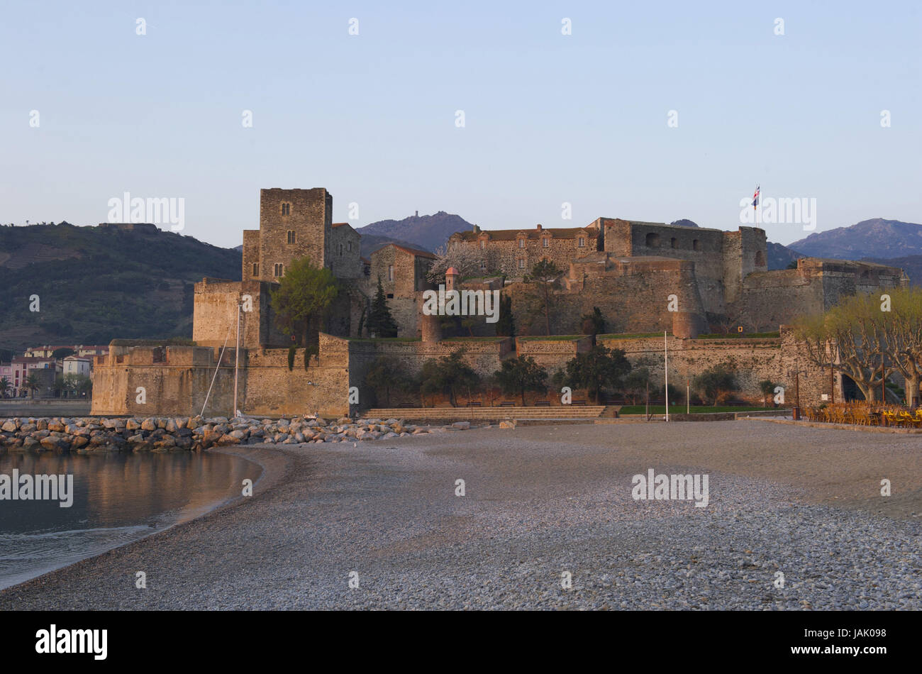 ,France,europe,Collioure château royal,Europe,France,Languedoc-Roussillon,Collioure,Département de Pyrénées-East ale,tag,couleur,photo,personne,architecture,bâtiment,structure,serrure,serrures,la culture traditionnelle de l'eau,eaux,mer,la mer Méditerranée,scenery,paysages,coast, paysages côtiers,beaux paysages côtiers,océan,côtes,océans,la géographie,les voyages,destination destination vacances,tourisme,tourisme,,paroisse paroisses,lieux,ville,villages,ville,vue sur la ville,ciel,copie,carré king's Banque D'Images