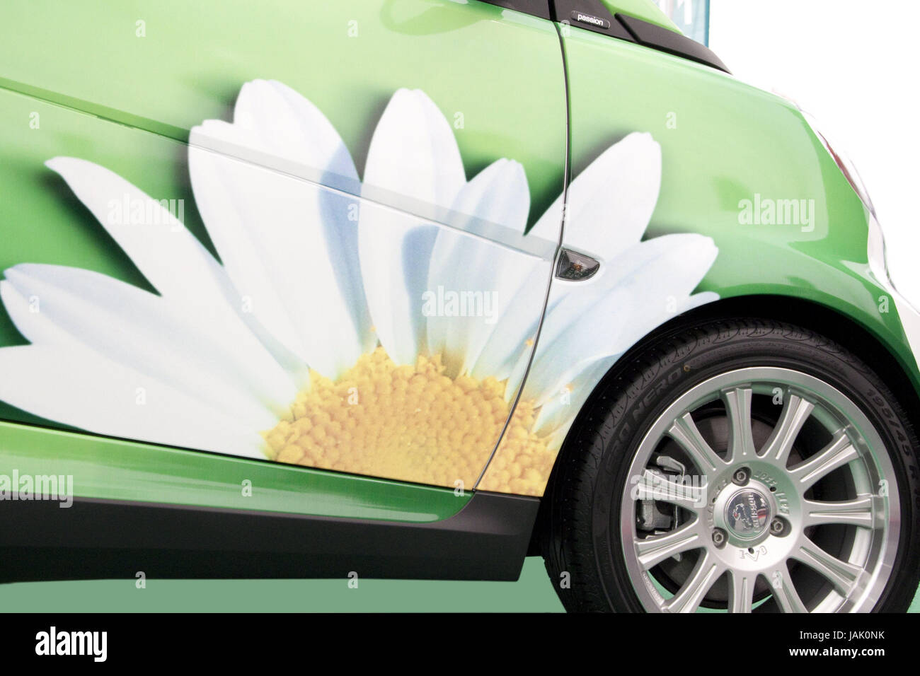 Fleur,voiture,décoration,énergie,propre,actuel,voiture,technologie,vert,écologie avenir,la nature,ressources,aller,pneus d'automobile,autowheel,jante,fleurs,fleurs,enregistrer icon,Environnement,la protection de l'environnement respectueux,,voiture électrique, Banque D'Images