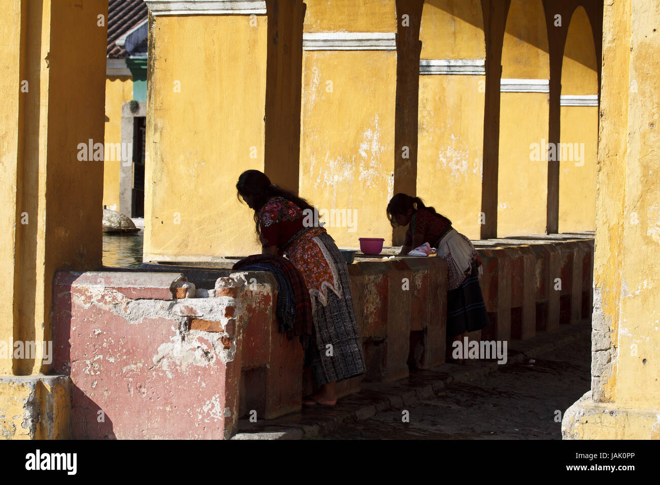 Guatemala, Antigua Guatemala,femme,fille,Maya, blanchisserie, lavage, le modèle ne libération, Banque D'Images