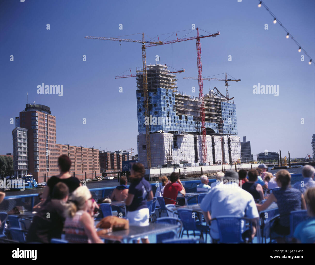 Allemagne, Hambourg, ville portuaire,cafe,l'Elbe,nouveau bâtiment,ville,Elbphilharmonie,ville,vue,architecture,construction,construction,la genèse de l'homme au travail,,grues grues de construction de grande hauteur,croissance,paysage,eau,Bar,personne,vous,cafe,terrasse,l'été, Banque D'Images