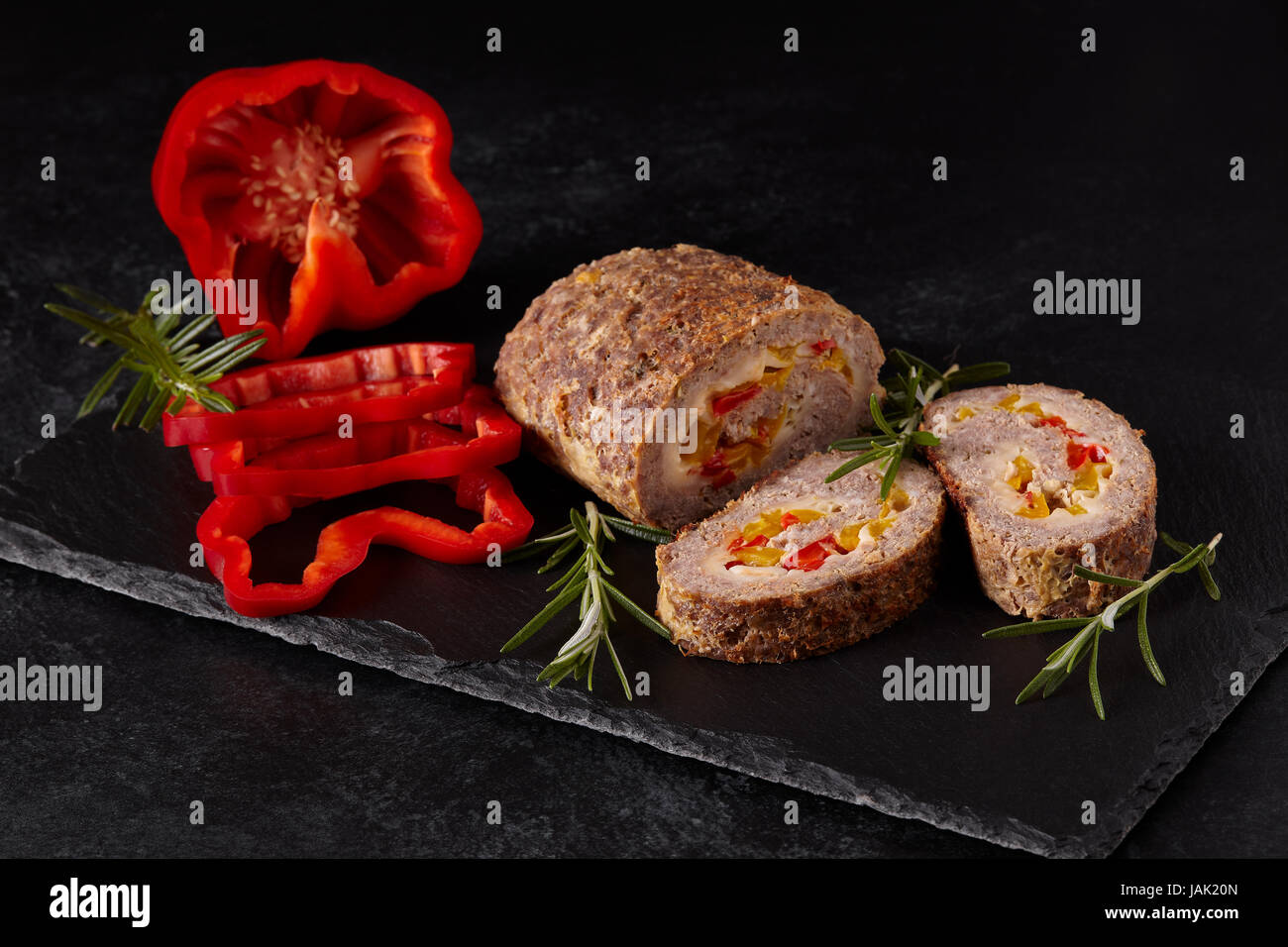 Pain de viande hachée avec le poivre et le fromage. Banque D'Images