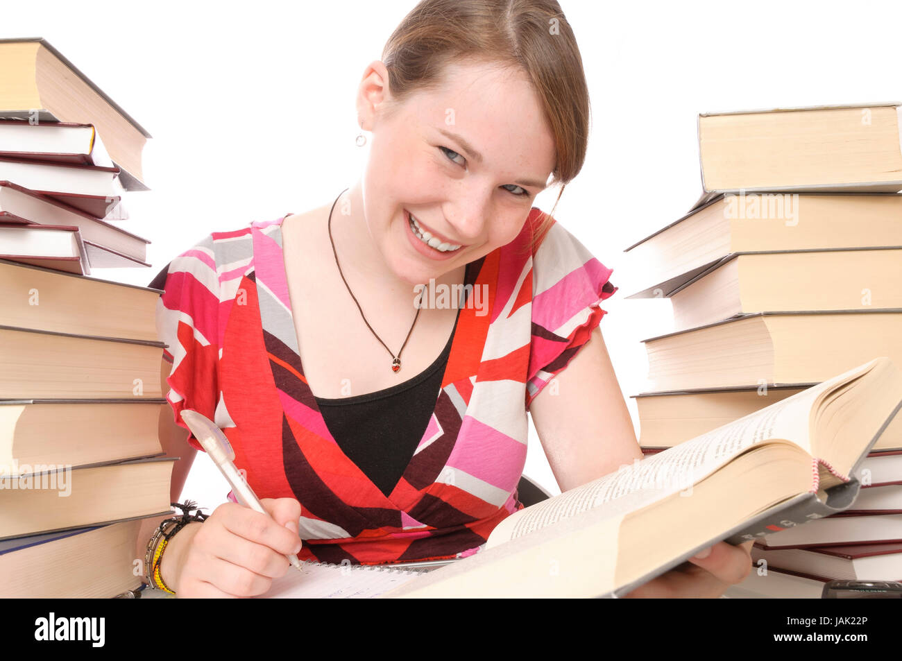 Mädchen, Schülerin beim Lernen, Hausaufgaben machen am Schreibtisch mit Büchern Hintergrund weißem vor. Banque D'Images