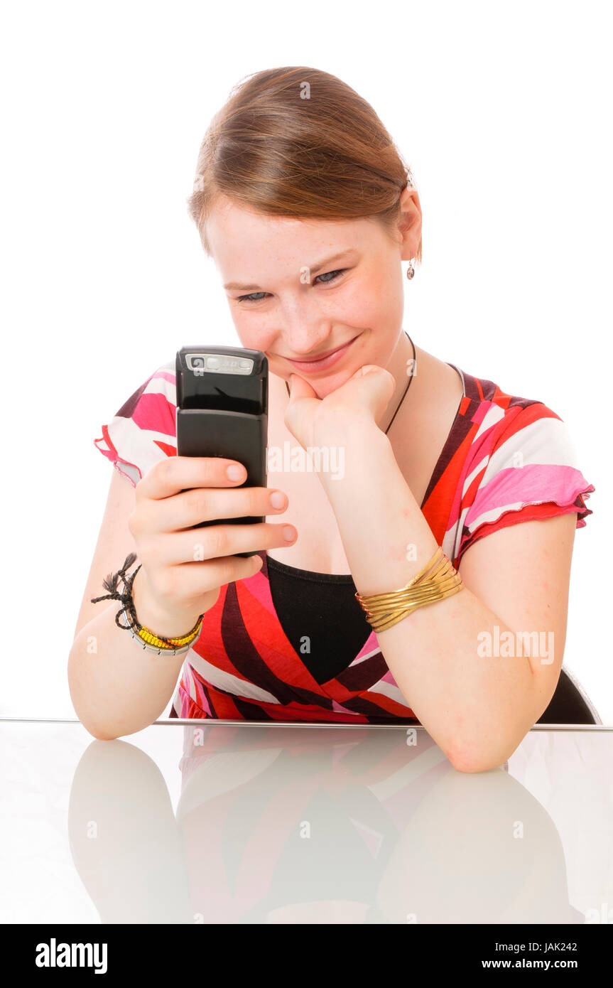 Teenager-Mädchen telefoniert Mobiltelefon mit weißem vor Hintergrund. Banque D'Images