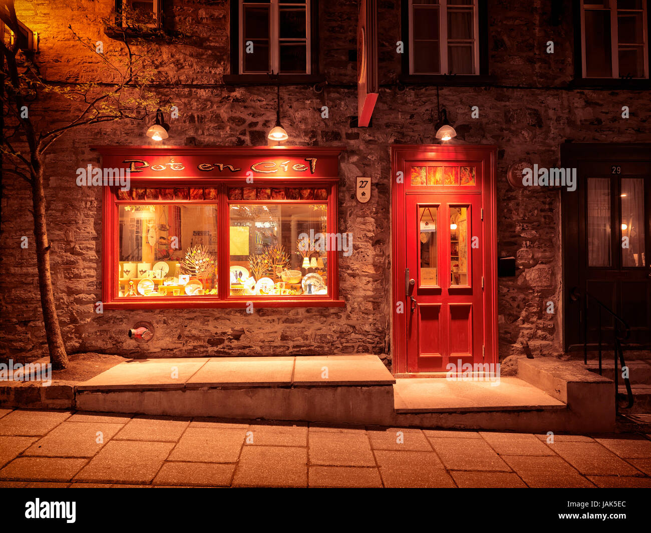 Licence et estampes à MaximImages.com - boutiques éclairées la nuit dans la rue historique du Vieux-Québec petit Champlain, Québec, Canada. Banque D'Images