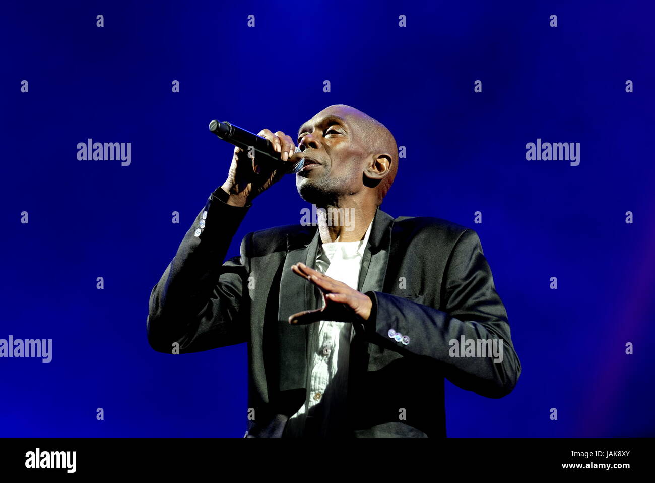 Maxi Jazz avec Faithless au Isle of Wight Festival 10 juin 2016, l'OIEAU Newport Banque D'Images