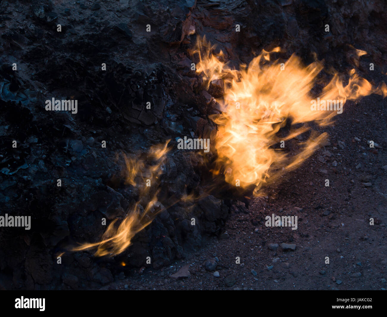Yanar Dag, l'incendie, la montagne à Bakou en Azerbaïdjan, un feu de gaz naturel continue montrant les dépôts au-dessous du sol Banque D'Images