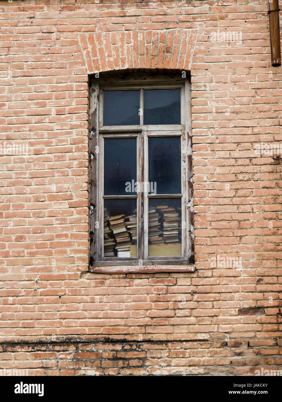 Vieux bâtiment en briques rouges de la façade, fenêtres en bois avec des piles de vieux livres jaunis, la ville en Azerbaïdjan Sheki Banque D'Images