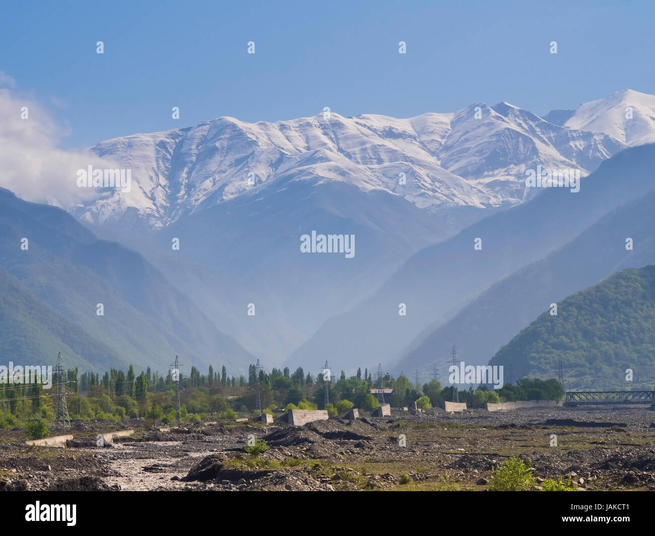 De la M5 dans le nord de l'Azerbaïdjan Sheki entre ane Balakan, vous avez une vue imprenable sur les hautes montagnes du Caucase et de profondes vallées fluviales Banque D'Images