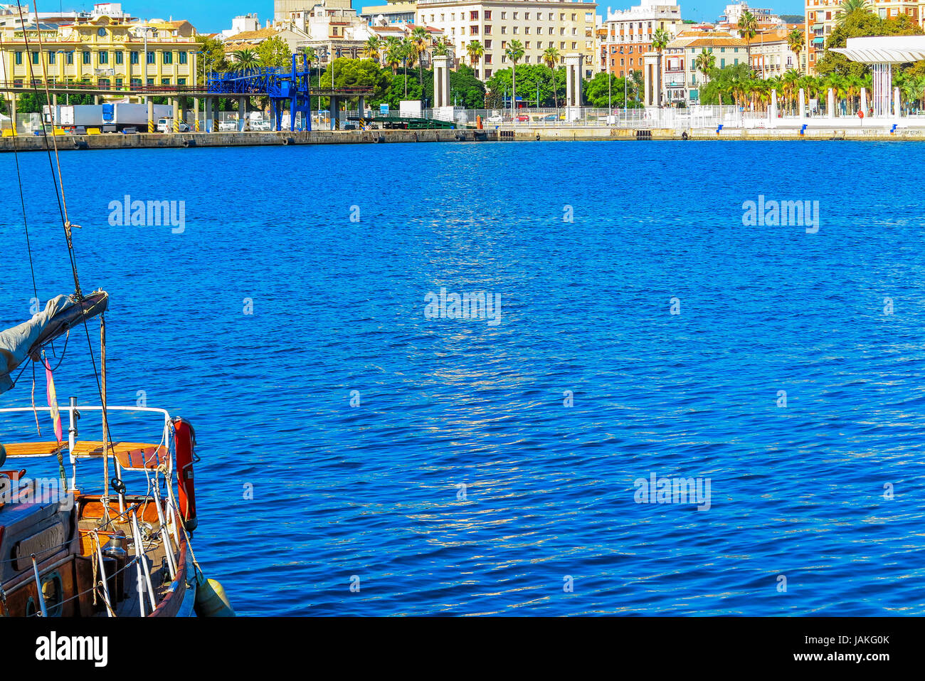 Le port de Malaga avec vue sur la vieille ville, Espagne Banque D'Images