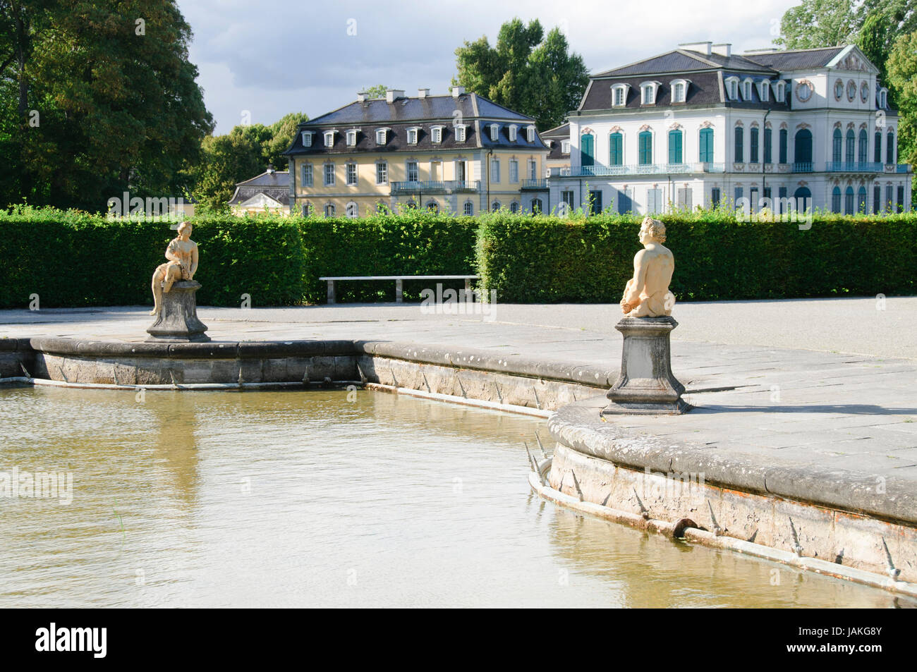 Das Schloss Wilhelmsthal ist ein Schloss der Großstadt nahe bei Kassel Calden nordhessischen im Landkreis Kassel (Allemagne). Die Anlage wurde von 1743 bis 1761 erbaut und zählt zu den bedeutendsten Rokokoschlössern nördlich des mains. Das Schloss besitzt einen großflächigen Park mit Wasserspielen. Banque D'Images