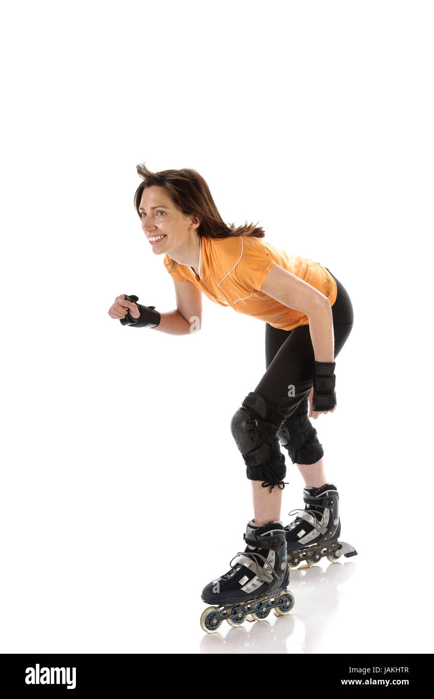 Erwachsene Frau hat Spaß beim Inline-Skating Hintergrund weißem vor Banque D'Images