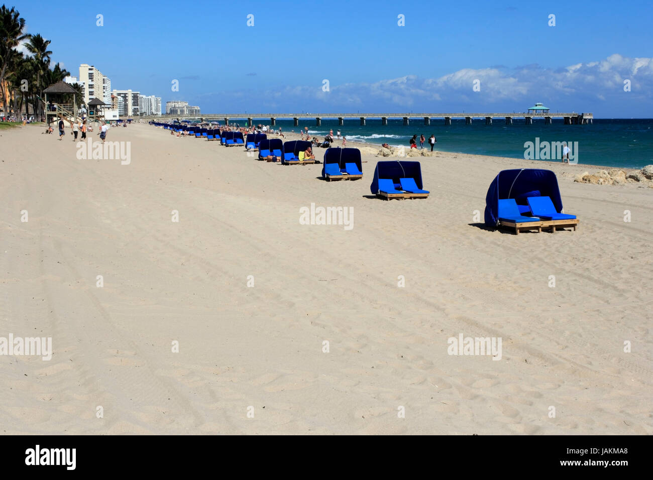 DEERFIELD Beach, FLORIDE - 1 février : Les gens profiter de cette belle plage située au nord de Fort Lauderdale une jetée en arrière-plan le 1 février 2013 dans la région de Deerfield Beach, en Floride. Banque D'Images