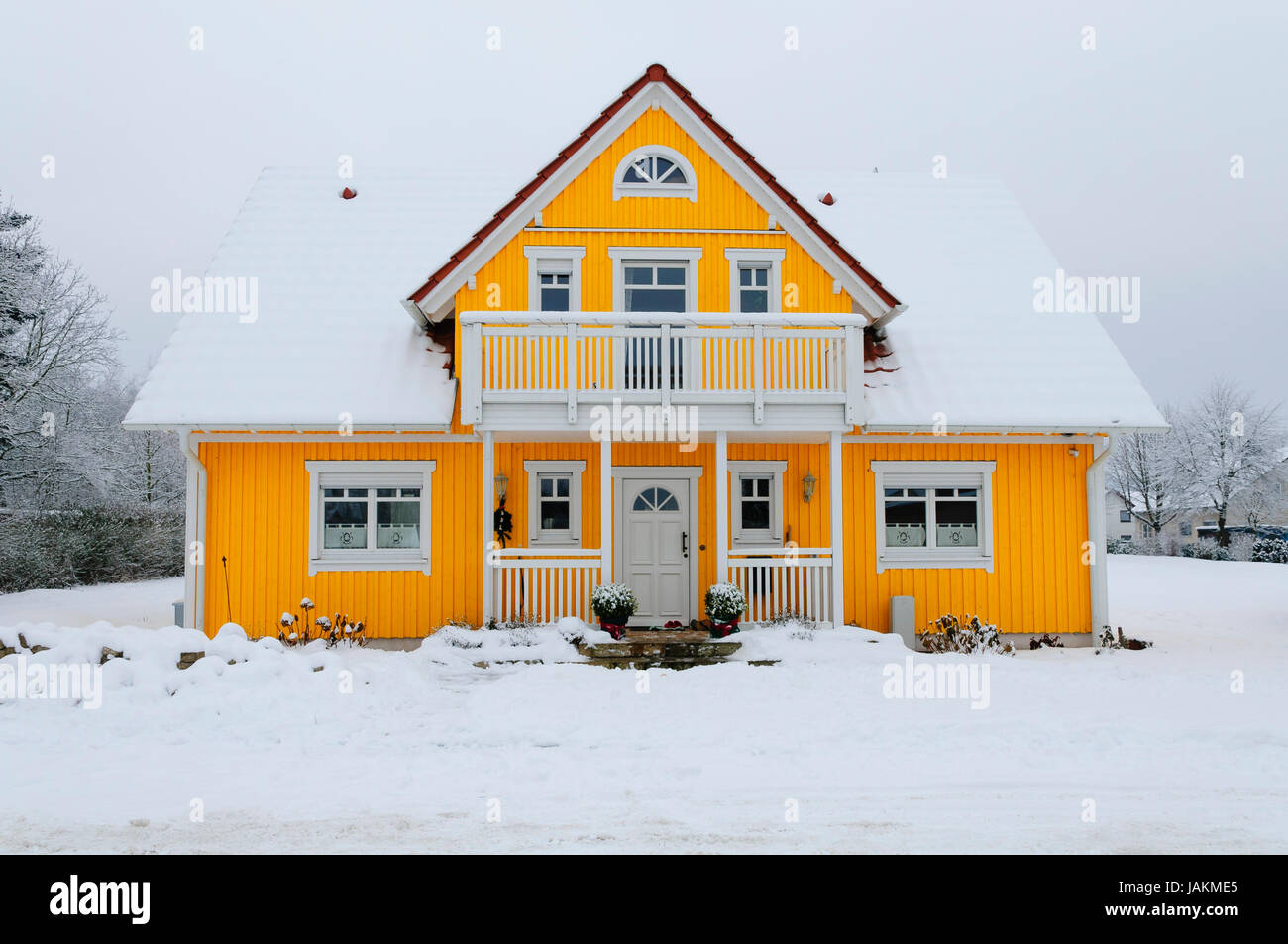 Gelbes Holzhaus im Stil nordischen frontale im Winter mit viel Schnee bedeckt. Banque D'Images