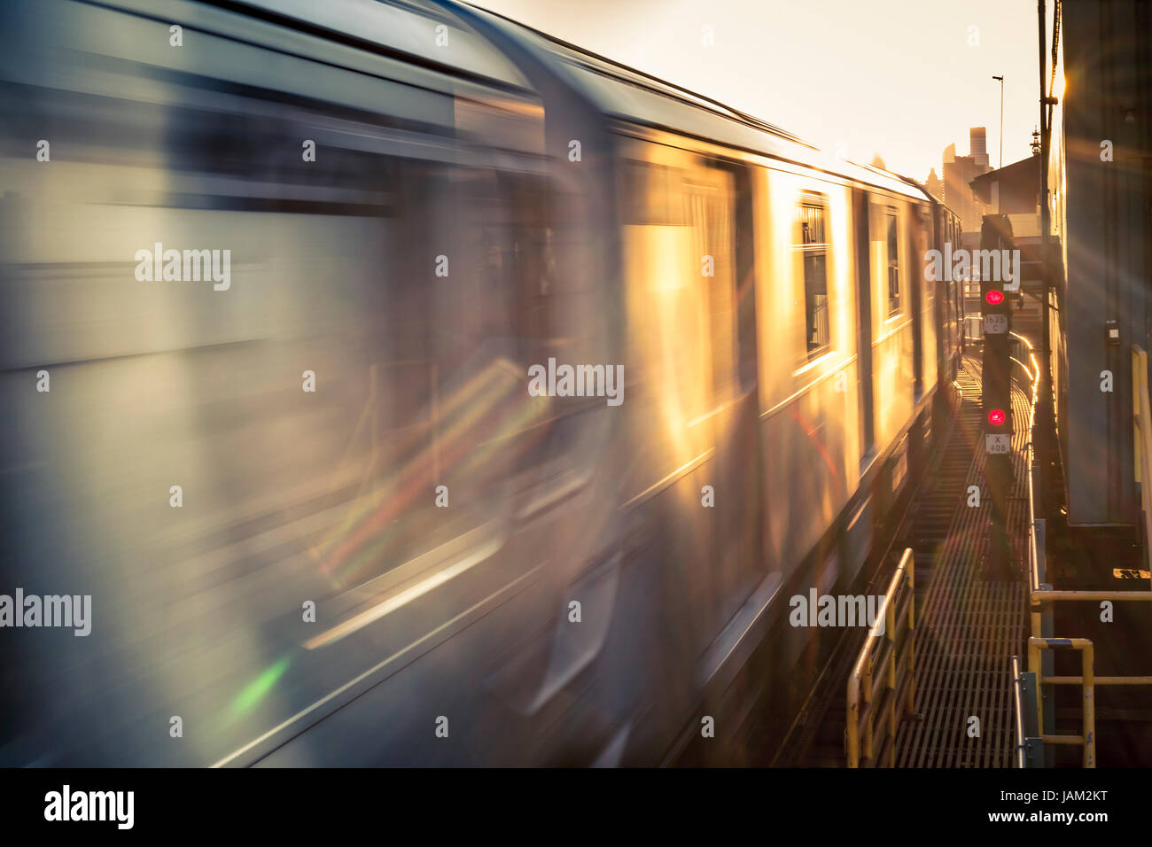 En train au coucher du soleil, de la vitesse résumé photo Banque D'Images