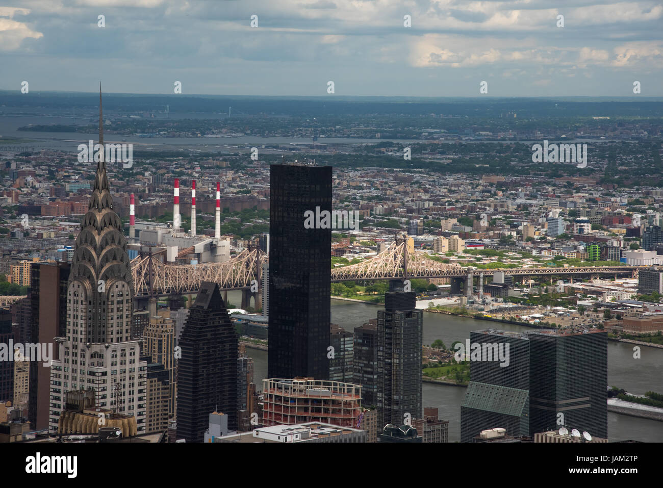 New York, États-Unis - 26 mai 2017 : vue sur le ciel de Manhattan. En détail Trump Tower, Chrysler Building et Queensboro Bridge. Banque D'Images