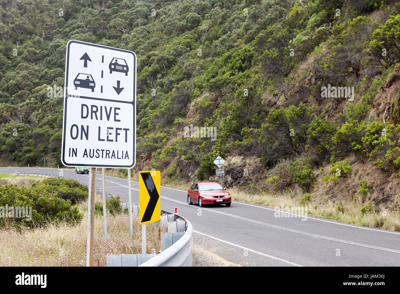 Signer le long de la Great Ocean Road en Australie rappelant aux touristes de conduire sur la gauche Banque D'Images