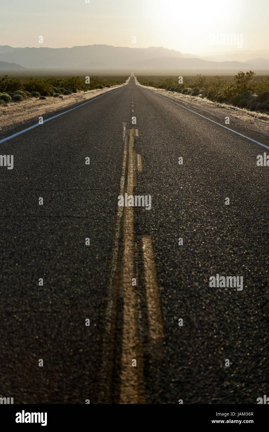 L'autoroute à deux voies, vide dans le désert du sud-ouest américain - Californie USA Banque D'Images