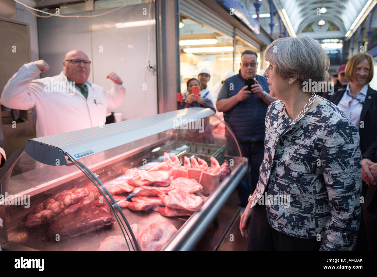 Premier ministre Theresa visites mai marché de Smithfield dans la ville de Londo le dernier jour de campagne pour l'élection générale de jeudi. Banque D'Images