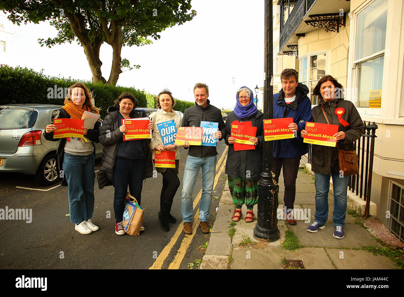 Des militants du parti travailliste de Kemptown Brighton porte pour les gens à voter pour Lloyd Russell Moyle dans l'élection générale 2017. Banque D'Images