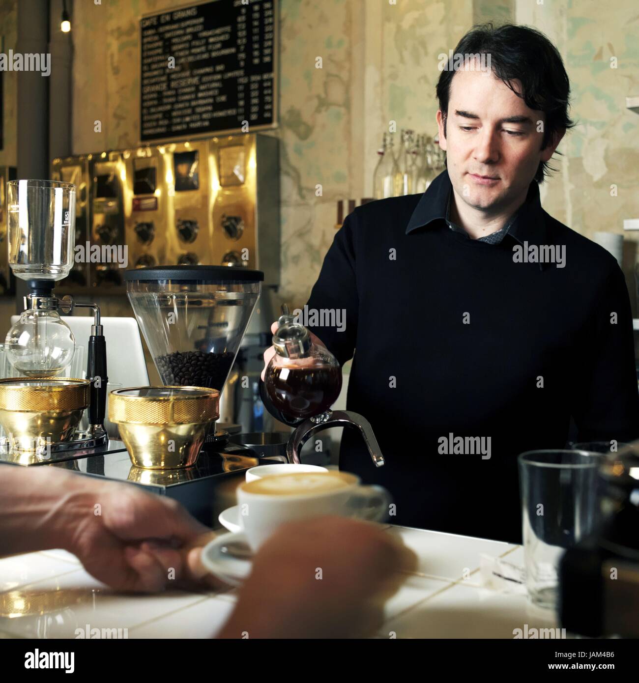 Antoine Netien, fondateur de la Coutume Café, rue de Babylone à Paris (7ème arrondissement). 24 avril, 2012 Photo Damien Grenon Banque D'Images