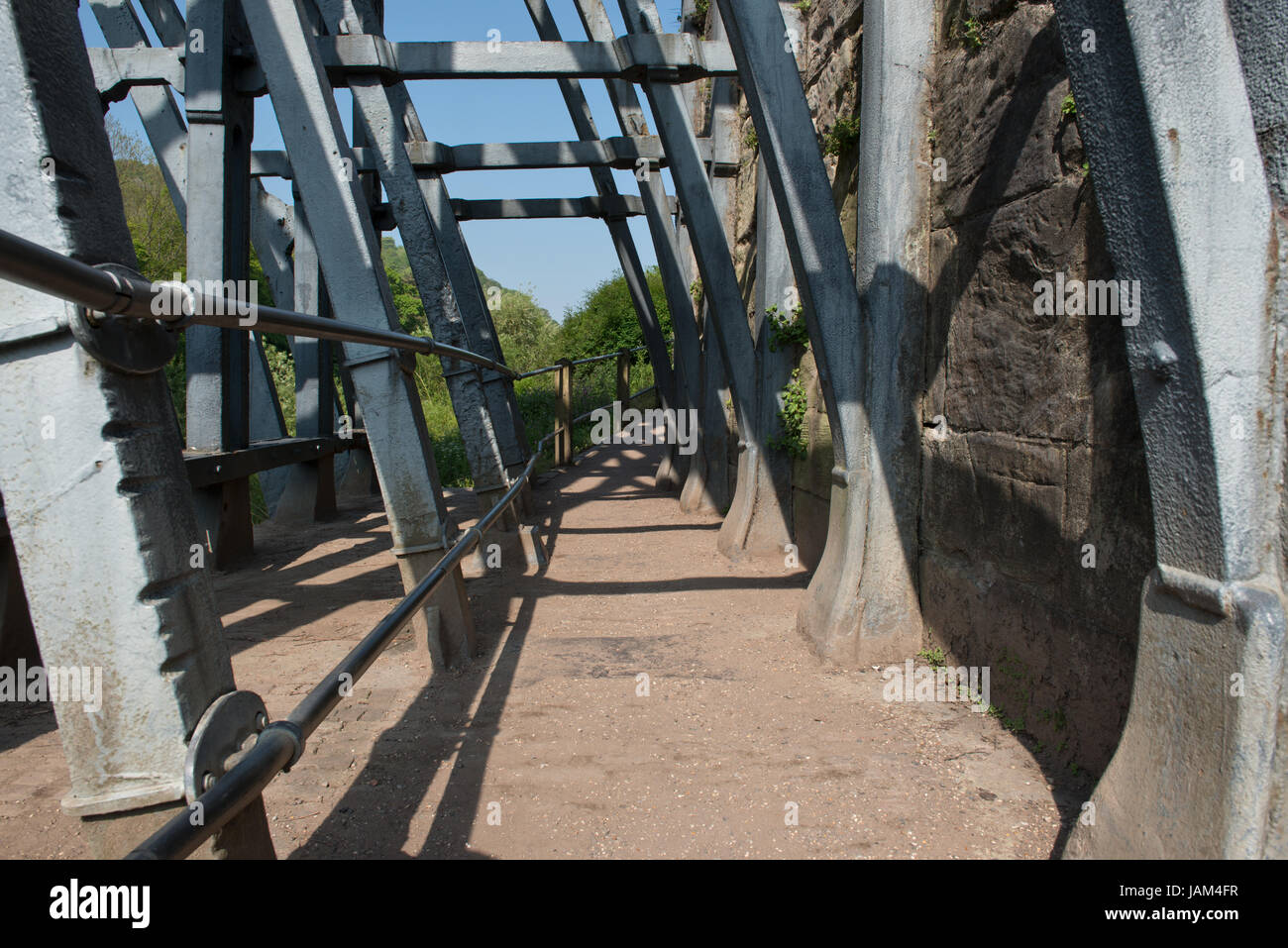 Pont de fer, dans le Shropshire, Ironbridge a été le premier pont de ce type à être construit et fait maintenant partie du patrimoine mondial de l'Unesco. Banque D'Images