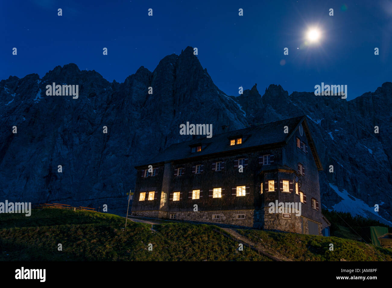 La Falkenhütte en face des montagnes de l'Karwendelgebirge durant la nuit en Autriche Banque D'Images