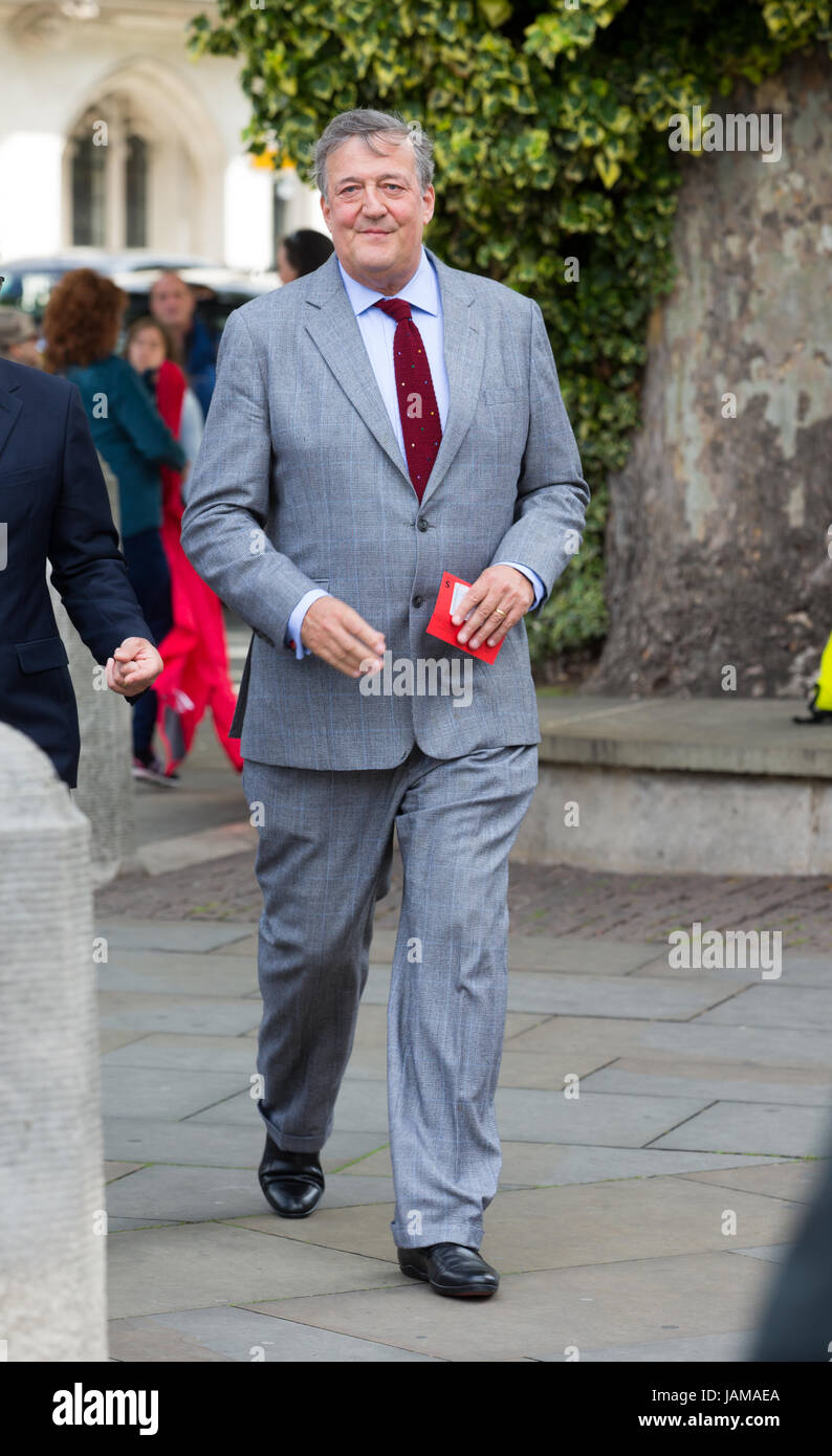 Comédien, auteur et activiste, Stephen Fry, arrive pour le service commémoratif pour Ronnie Corbett, à l'abbaye de Westminster Banque D'Images