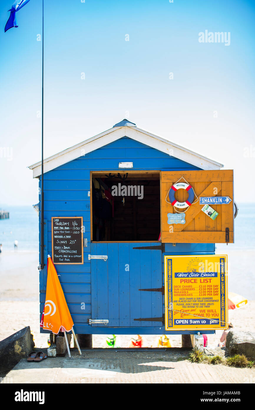 Une cabane de plage bleu à Sandown, Isle of Wight, sur une journée ensoleillée. Banque D'Images