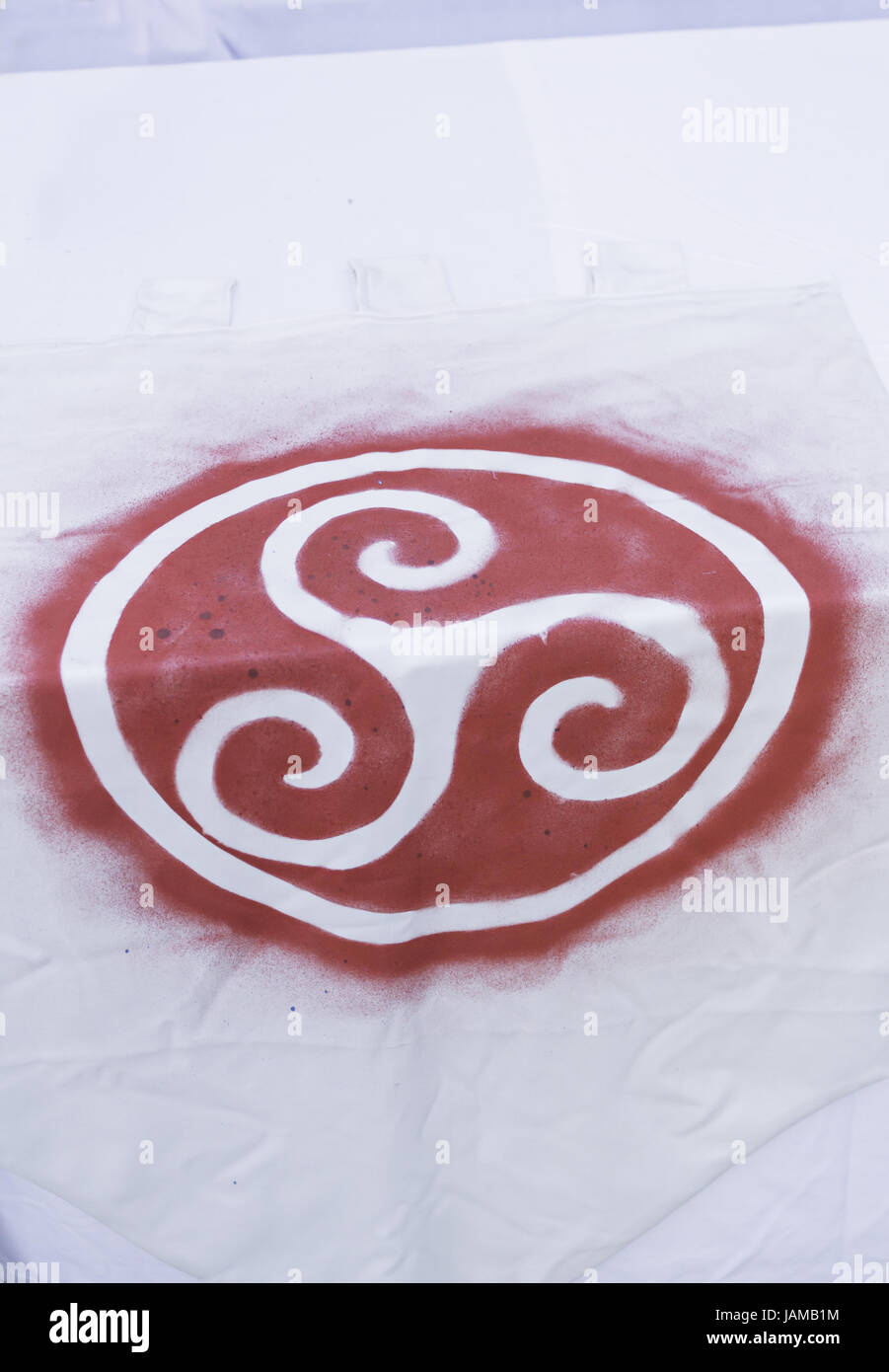 Celtic symbole rouge peint sur feuille blanche, vieille Banque D'Images