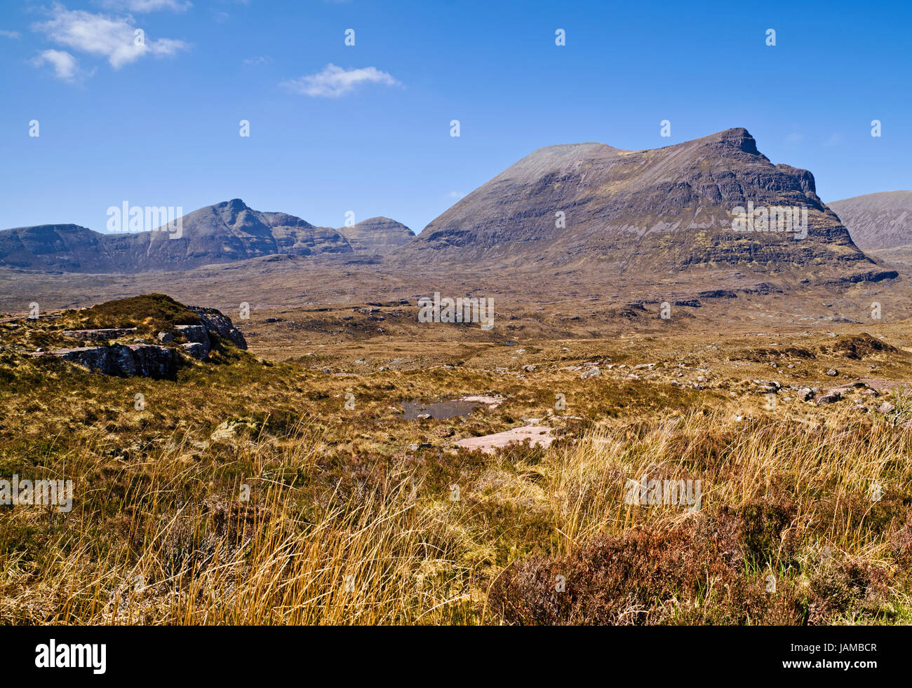 Vue depuis l'est à travers les hautes terres de lande à Spidean Coinich Sail Gharbh, et deux des sommets sur le complexe Sutherland mountain Quinag. L'Écosse. Banque D'Images