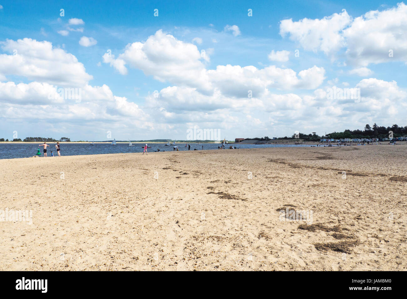 La magnifique plage de sable à côté des puits de la mer sur la côte nord du comté de Norfolk est une attraction pour les vacanciers de tous les âges. Banque D'Images