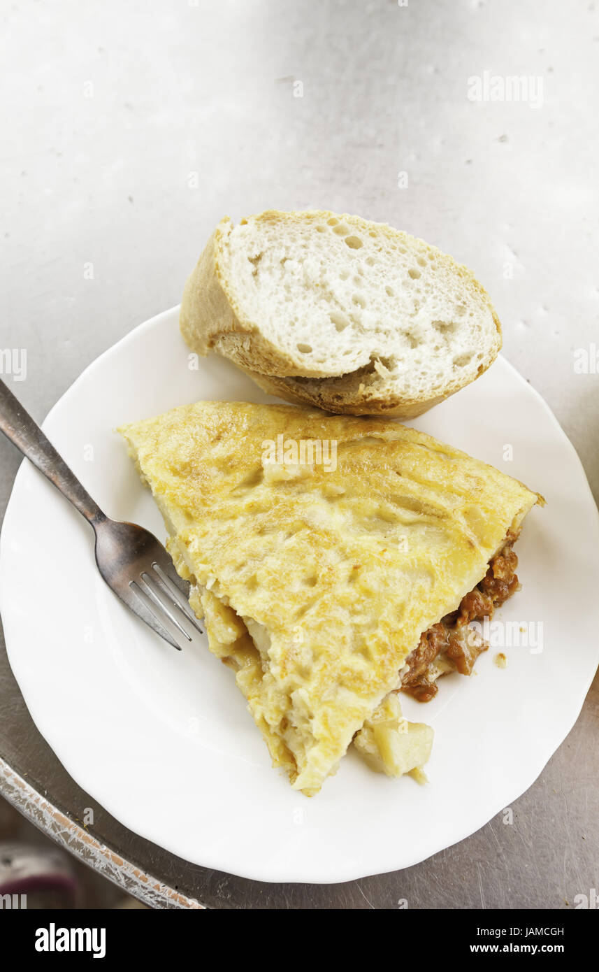 Aux Pommes de terre avec de la saucisse et du pain, de l'alimentation et la nutrition Banque D'Images